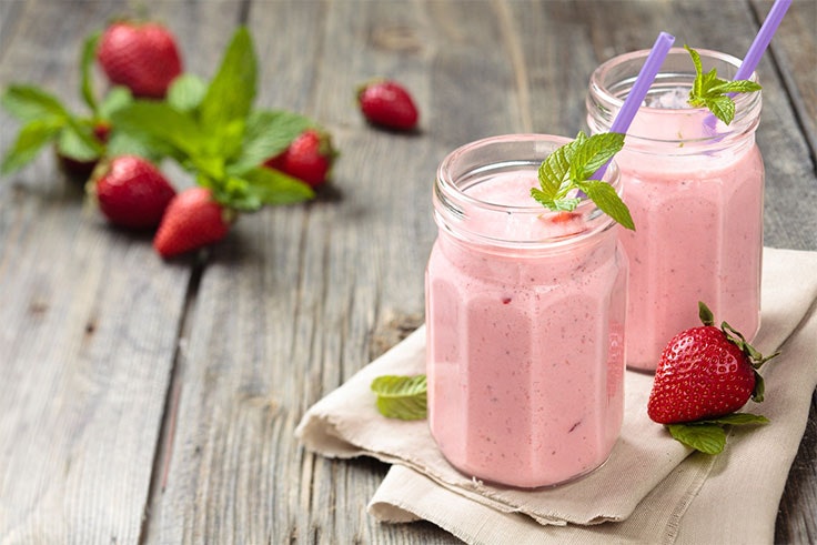 Batido de leche, fruta y avena.
