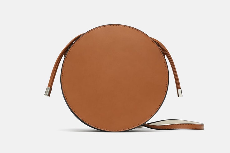 bolso-redondo-camel-zara