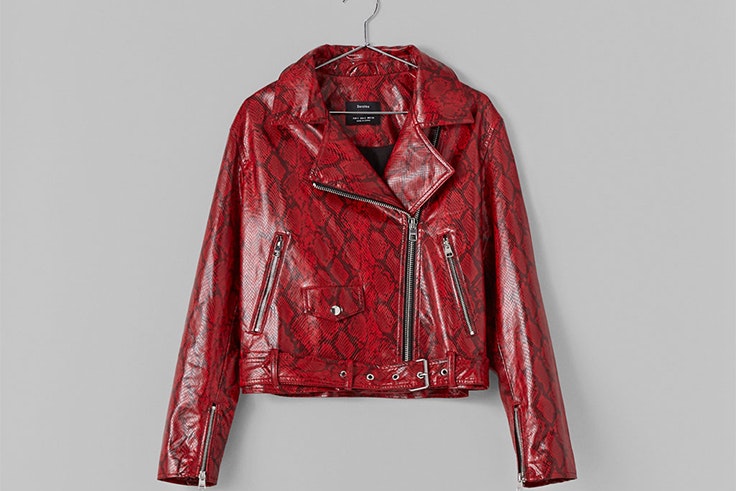 cazadora-biker-roja-estampado-serpiente-bershka
