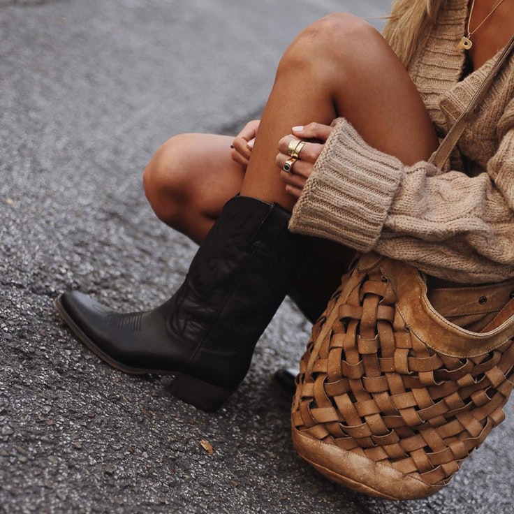 paula-arguelles-detalle-conjunto-botas-negras-bolso-cowboy