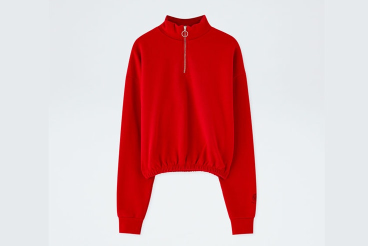 sudadera roja pull and bear