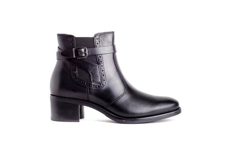 botines-negros-detalle-hebilla-zapin