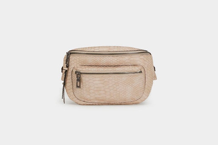 rinonera-beige-textura-serpiente-parfois