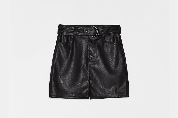 falda-negra-cinturon-bershka