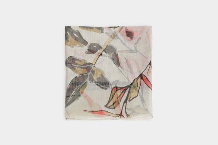 panuelo-estampado-flores-colores-verde-beige-parfois