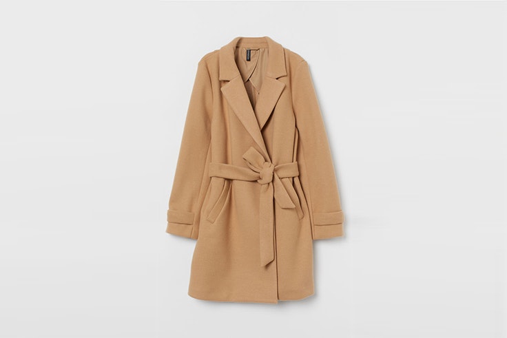abrigo afieltrado color beige con cinturon de H&M Alexandra Pereira