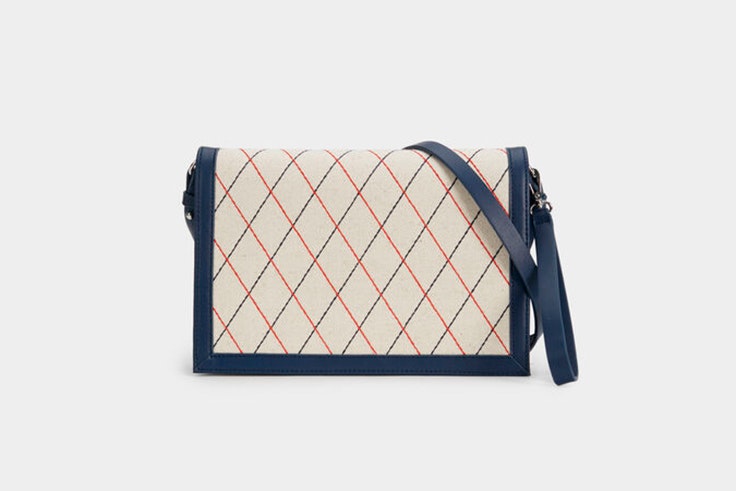 Bolso bandolera con detalles en azul marino y rojo de Parfois