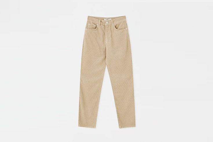 pantalón mom de pana beige de Pull and Bear María Valdés