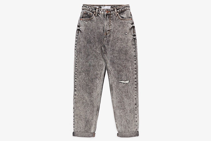 Pantalón vaquero mom fit en color gris de Bershka