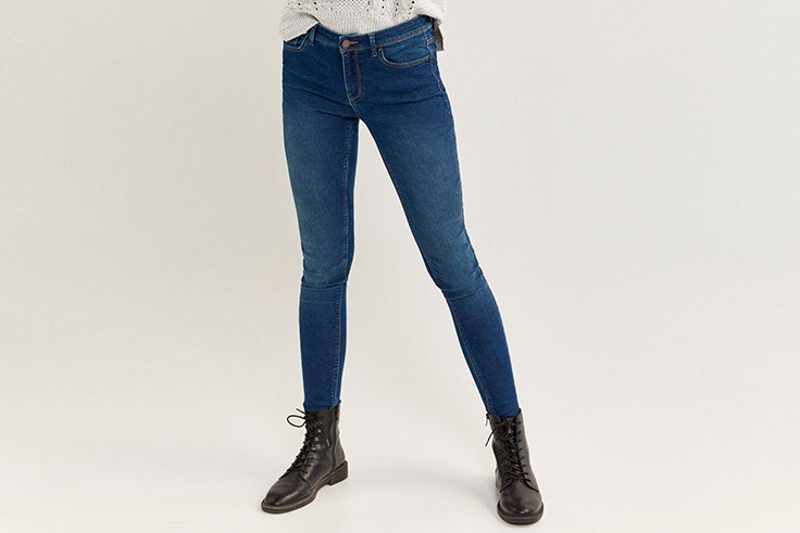 Pantalón vaquero tipo pitillo en azul oscuro de Springfield