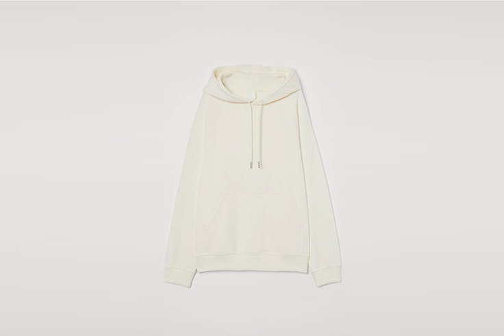 sudadera color crema con capucha de H&M María Valdés