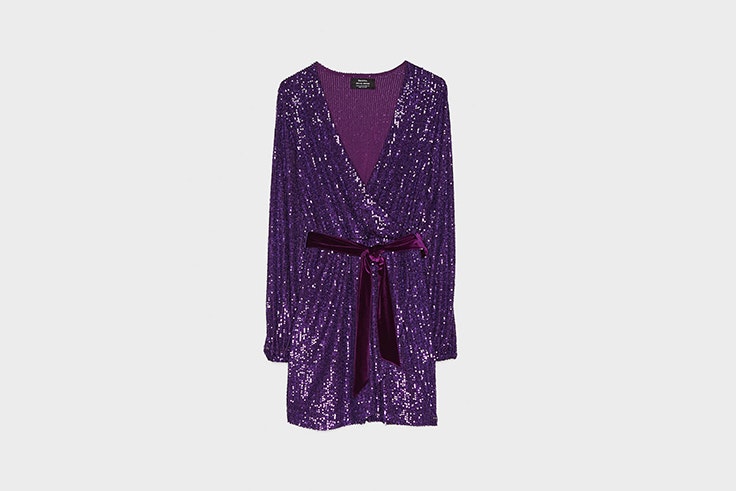 vestido corto de lentejuelas color morado de bershka looks de fiesta