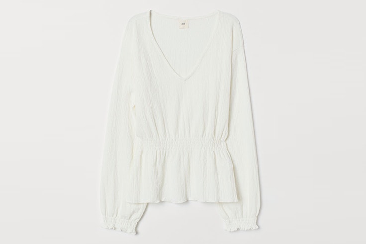 Blusa blanca con escote y cintura fruncida de H&M