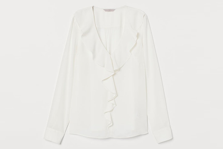 Blusa blanca con volantes en el escote de H&M