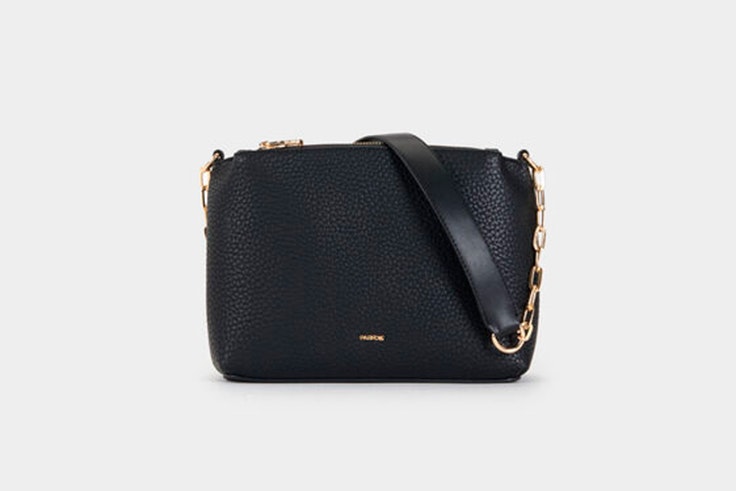 Bolso en color negro tipo bandolera de Parfois