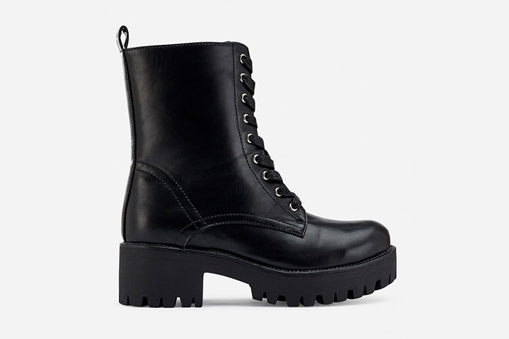 Botas militares acordonadas en color negro de Marypaz