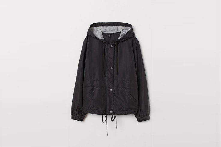 chaqueta negra con capucha de hym Melissa Villarreal