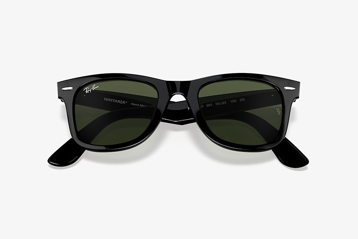 Gafas de sol de pasta en color negro. Modelo wayfarer de Ray Ban. Disponibles en Sunglass Hut