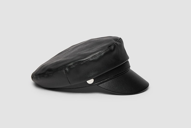 Gorra marinera de polipiel en color negro de Stradivarius