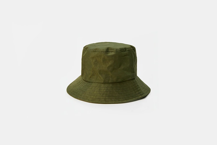 gorro bucket verde caqui de Pull and bear Melissa Villarreal