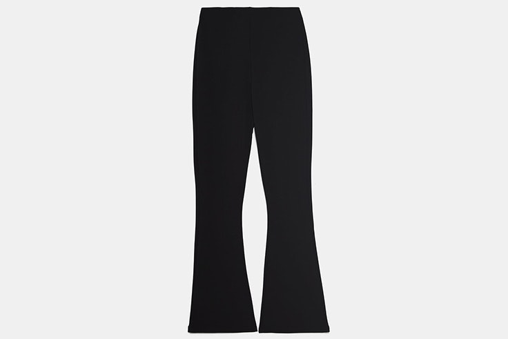Pantalón flare en color negro de Zara