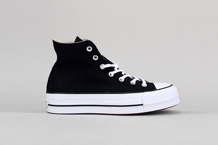Zapatillas negras de Converse con plataforma. Disponibles en la zapatería Krack