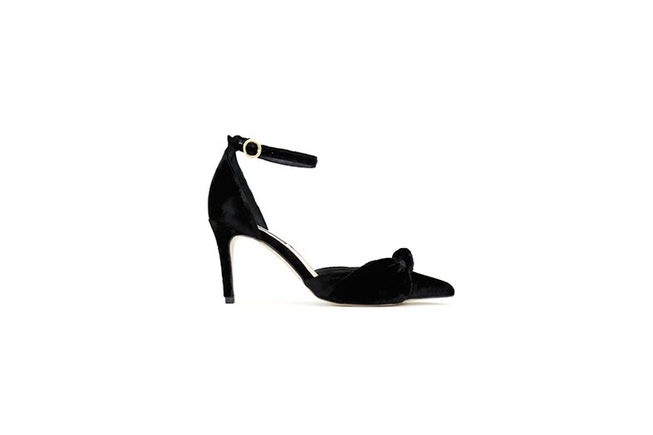 zapato de salon de terciopelo con pulsera de krack looks de fiesta