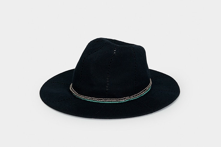 Sombrero en color negro con tira de perlas de Parfois