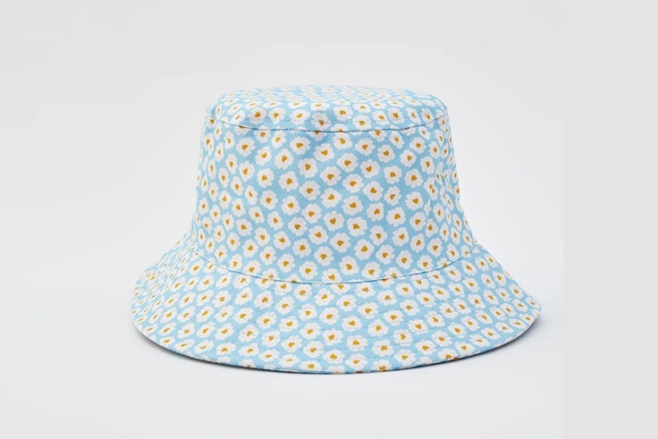 Bucket hat con estampado de flores de Pull & Bear tendencias para verano