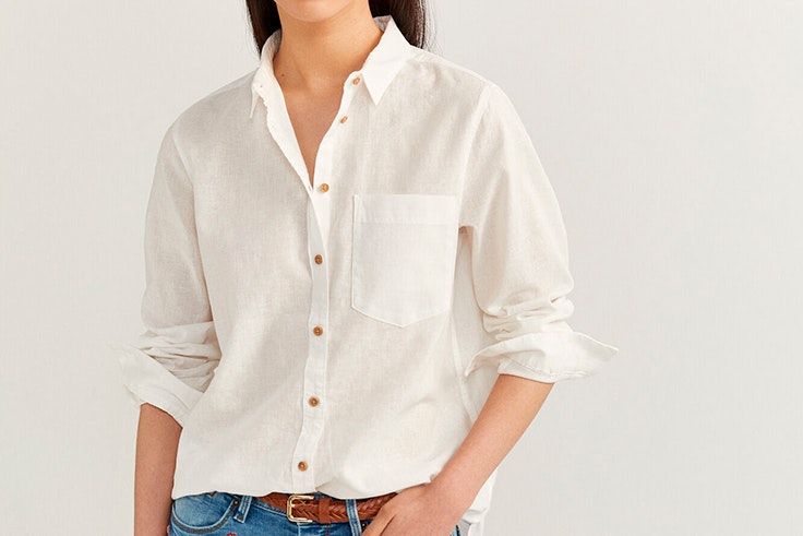 Camisa de lino en color blanco con detalle de botones de Springfield blusas favoritas de las influencers