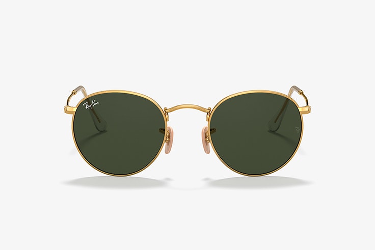 Gafas de sol redondas y doradas de Ray Ban. Disponibles en Sunglass Hut