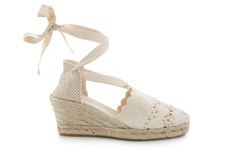sandalias para verano Cuñas de esparto en color blanco. Disponibles en Merkal Calzados