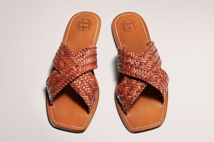 Sandalias planas en color marrón de Massimo Dutti