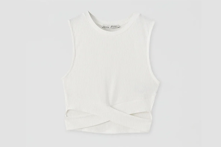 Top blanco con detalle de aberturas en el bajo tipo cut out de Pull & Bear - 12,99 €