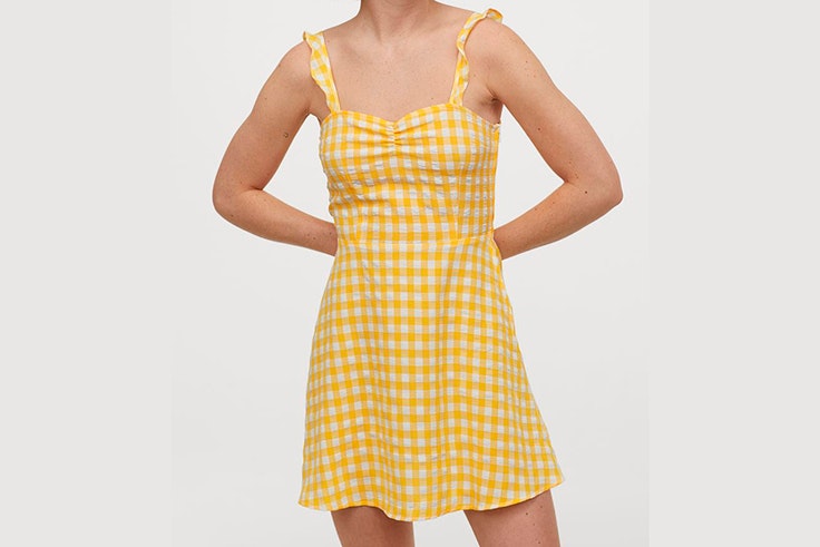 Vestido amarillo de cuadros vichy con volantes en los tirantes de Pull and Bear