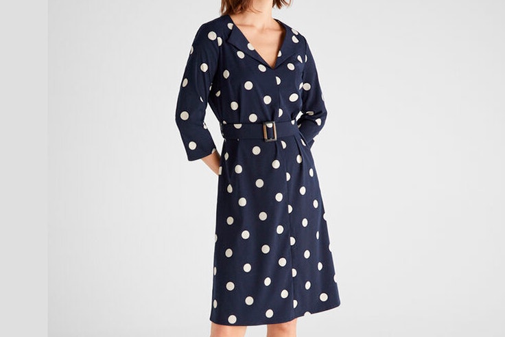 Vestido de lunares con detalle de cinturón de Cortefiel