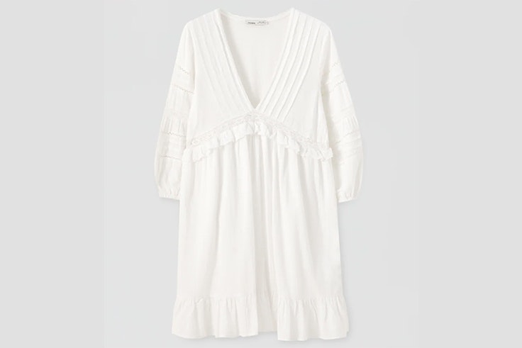 Vestido blanco con escote de pico y bordados pull and bear