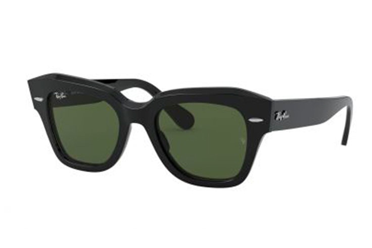 Gafas de sol negras de Ray Ban. Disponibles en Soloptical