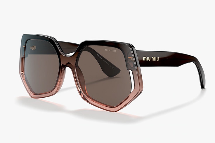 Gafas de sol grandes de Miu Miu. Disponibles en Sunglass Hut