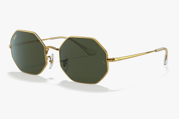 Gafas de sol Ray Ban doradas. Disponibles en Sunglass Hut