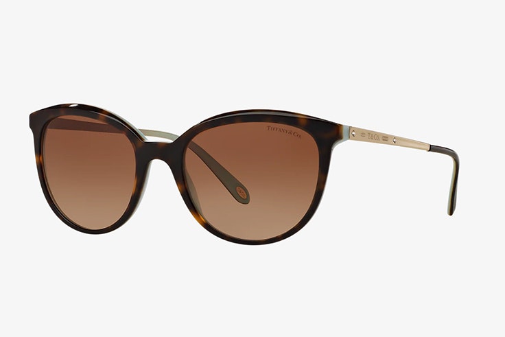 Gafas de sol marrones de Tiffany & Co. Disponibles en Sunglass Hut