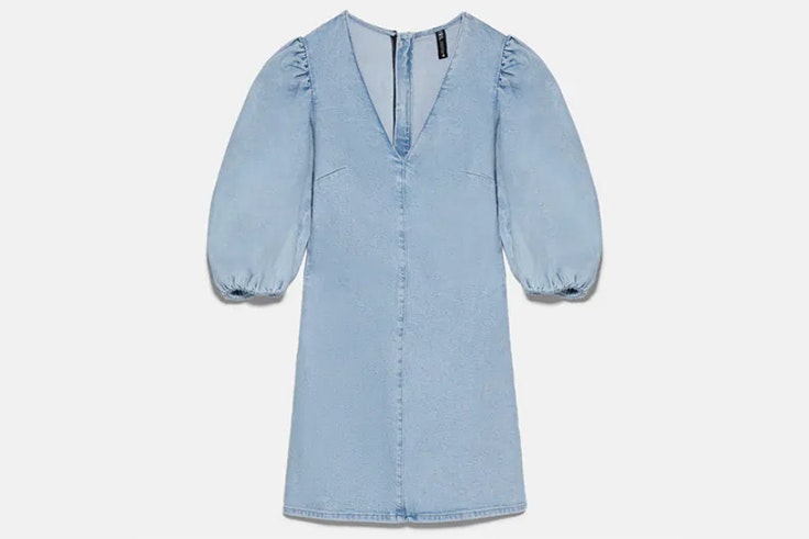 Vestido denim azul claro con mangas abullonadas de Zara