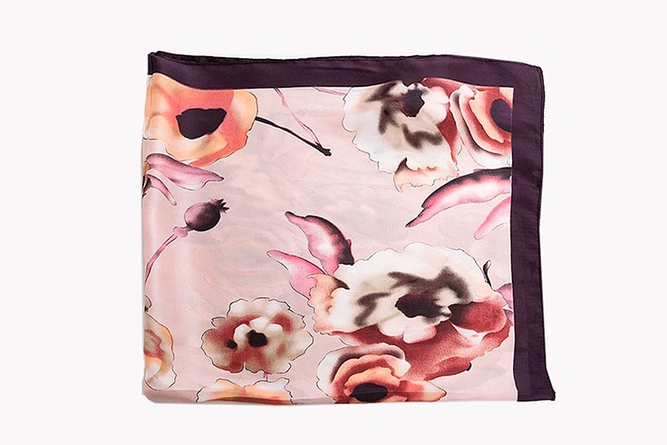 Pañuelo con estampado de flores de Paco Martínez