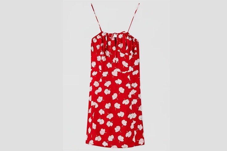 Vestido rojo con estampado de flores y escote fruncido