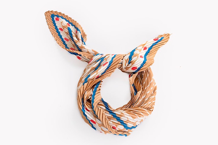 Pañuelo estampado y plisado de Paco Martínez