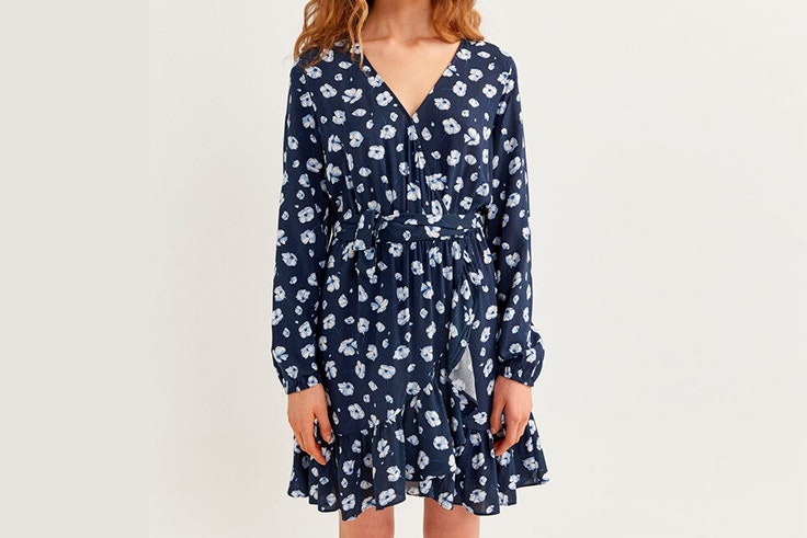 Vestido corto con estampado de flores en azul marino de Springfield maría pombo