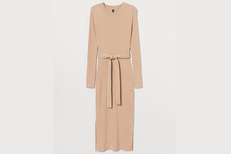 Vestido de punto en color beige con cinturón de H&M