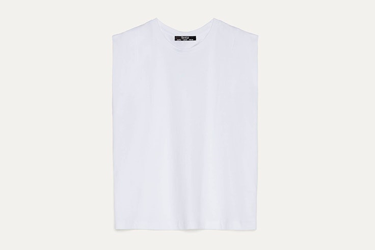 Camiseta blanca con hombreras de Bershka