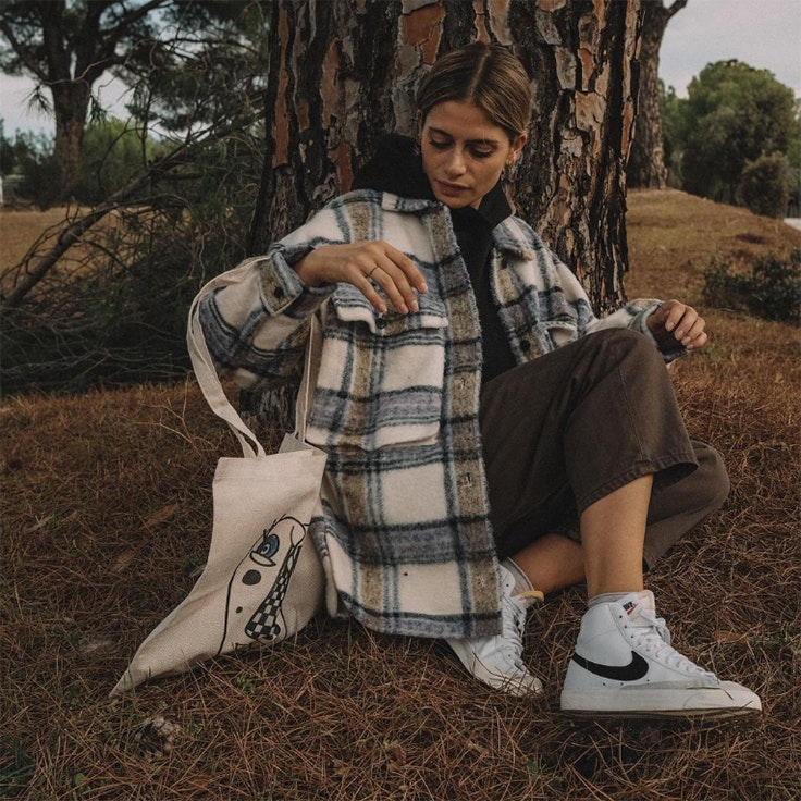 paula baset sobrecamisa look de otoño