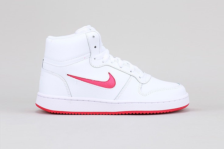 Zapatillas blancas de NIKE modelo Ebernon Mid. Disponibles en la zapatería Krack.